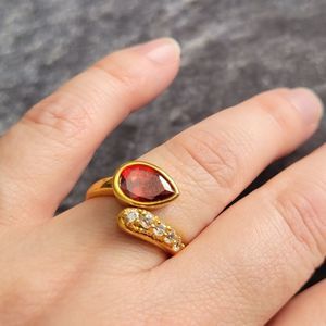 Ring Sz 7.75 Red + White Stones Goldtone
